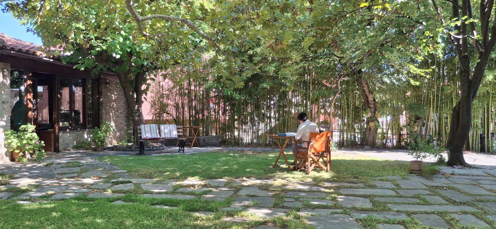 Θέα στη θάλασσα και τα βουνά από το μπαλκόνι